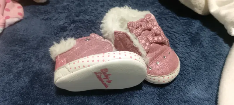Botitas de bebé rosadas con peluche - 1