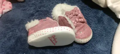 Botitas de bebé rosadas con peluche - miniatura 1