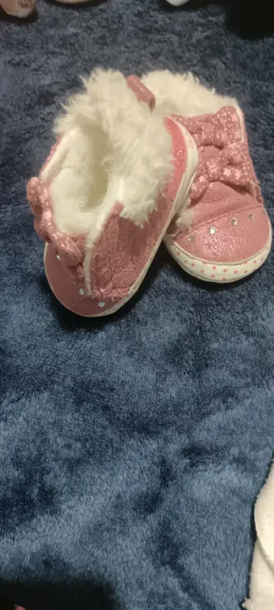 Botitas de bebé rosadas con peluche - miniatura 2