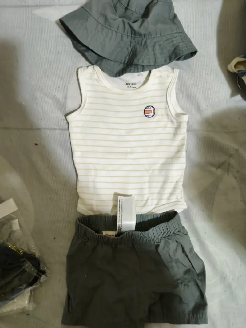 Conjunto de bebé con gorro y short gris