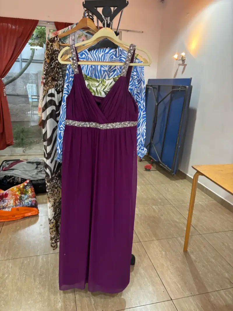 Vestido largo morado con detalles brillantes - 1