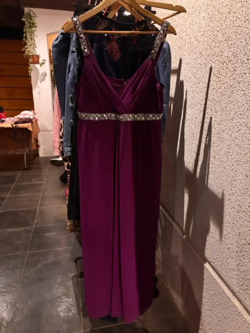 Vestido largo morado con detalles brillantes - 2