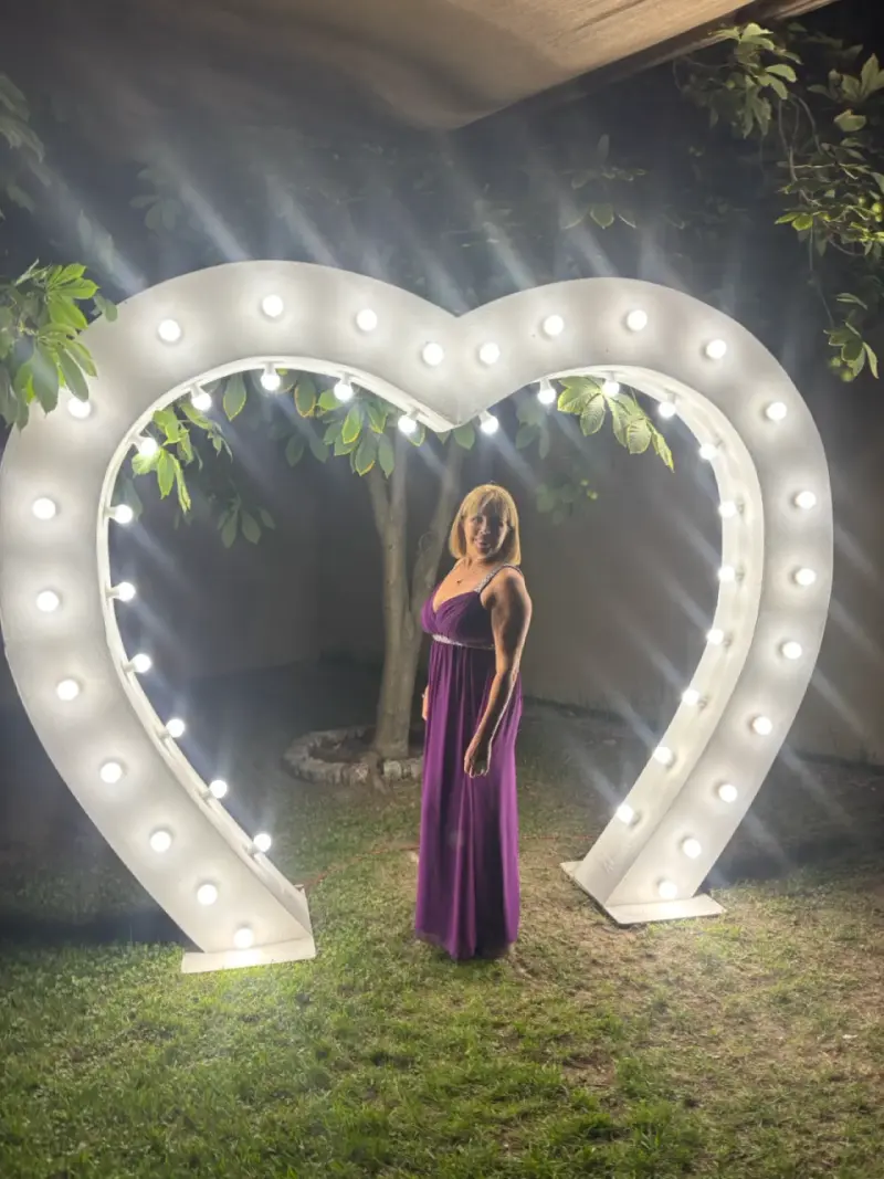 Vestido largo morado con detalles brillantes - 3