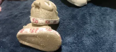 Zapatos de bebé dorados con diseño floral - miniatura 1