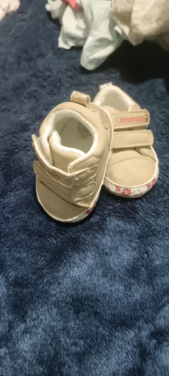 Zapatos de bebé dorados con diseño floral - 2