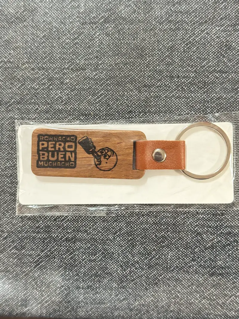 Llavero de madera con diseño divertido