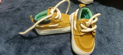 Zapatos de bebé color mostaza con cordones - miniatura 1