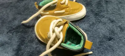 Zapatos de bebé color mostaza con cordones - miniatura 2