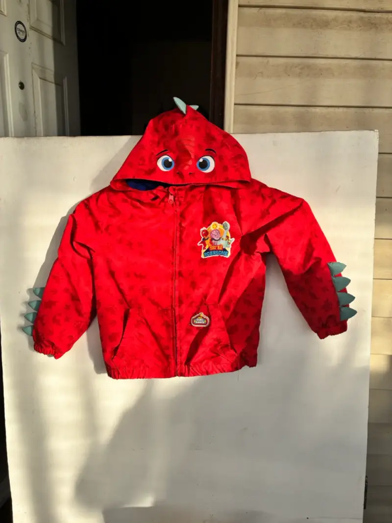 Chaqueta infantil roja con diseño de dinosaurio - 1