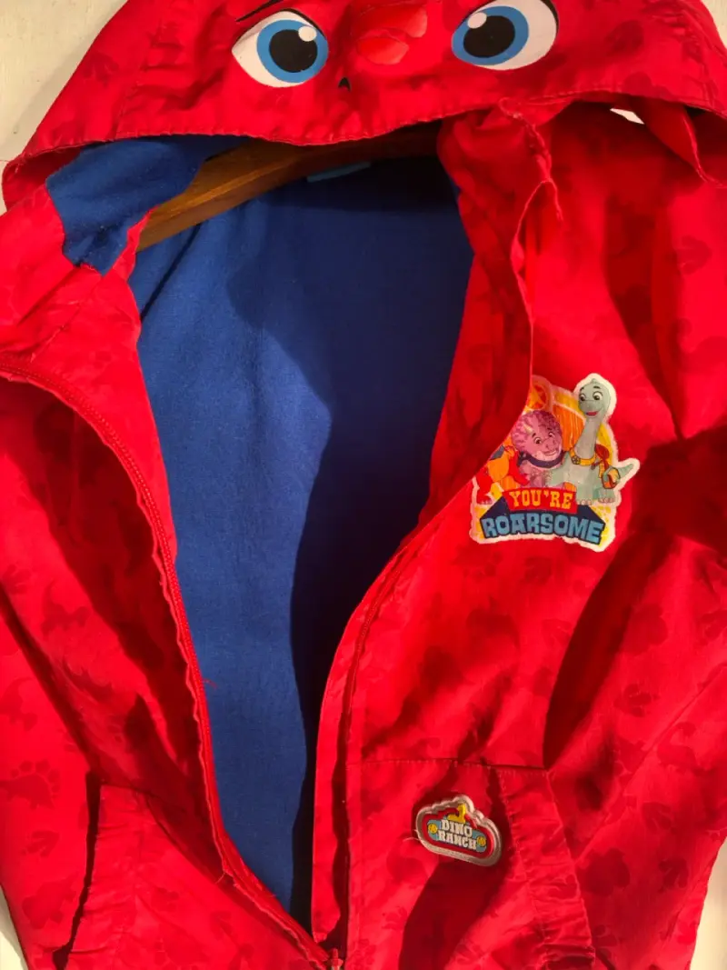 Chaqueta infantil roja con diseño de dinosaurio - 2