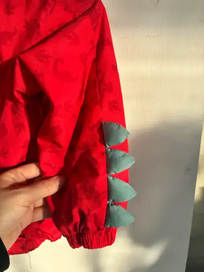 Chaqueta infantil roja con diseño de dinosaurio - miniatura 3