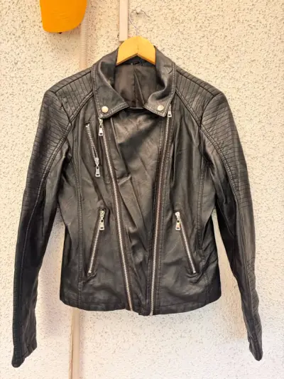 Chaqueta de cuero negra estilo motociclista - miniatura 1