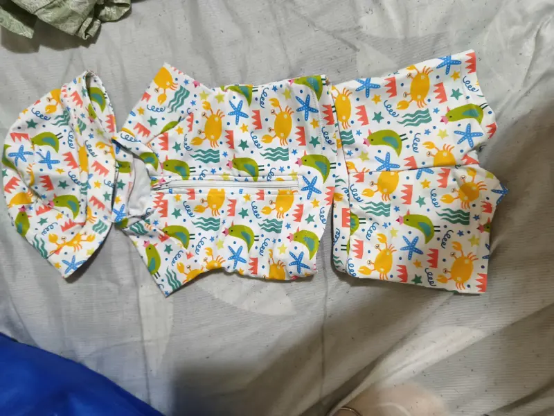 Conjunto de baño infantil con estampado marino
