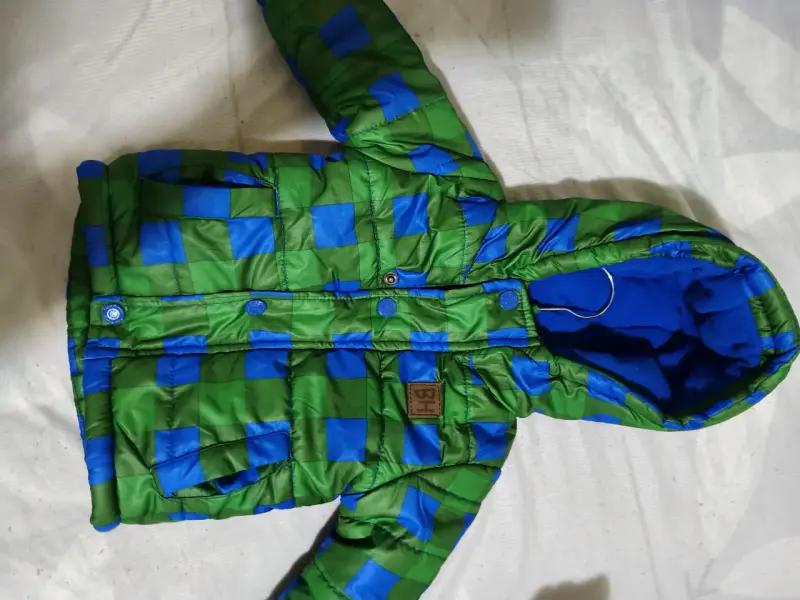 Chaqueta infantil acolchada verde y azul
