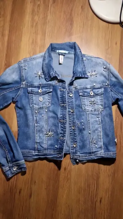 Chaqueta de mezclilla con apliques brillantes - miniatura 1