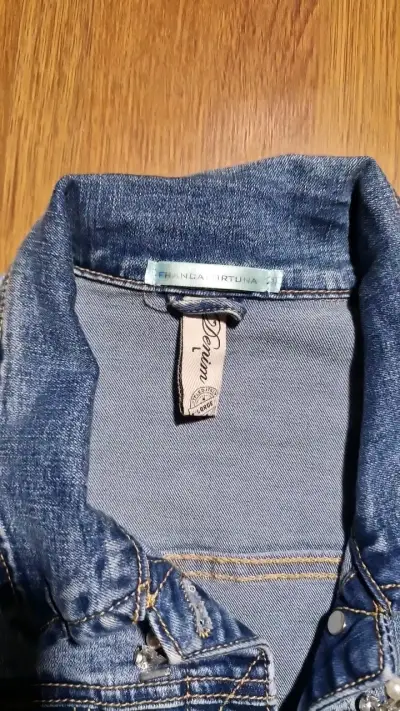 Chaqueta de mezclilla con apliques brillantes - miniatura 2