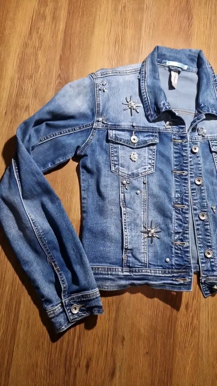 Chaqueta de mezclilla con apliques brillantes - 3