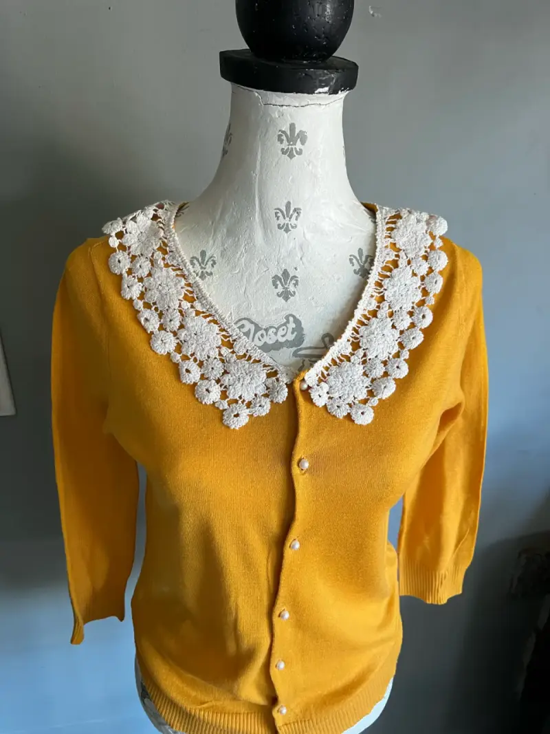 Cárdigan mostaza con cuello de encaje - 2