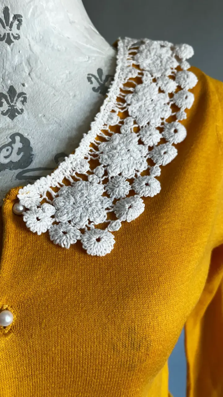 Cárdigan mostaza con cuello de encaje - 3