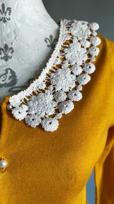 Cárdigan mostaza con cuello de encaje - miniatura 3