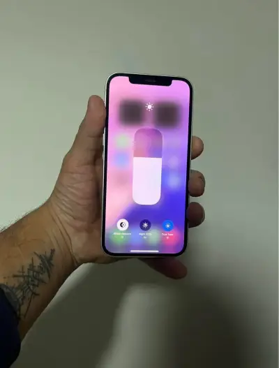 iPhone 12 verde en buen estado - miniatura 2