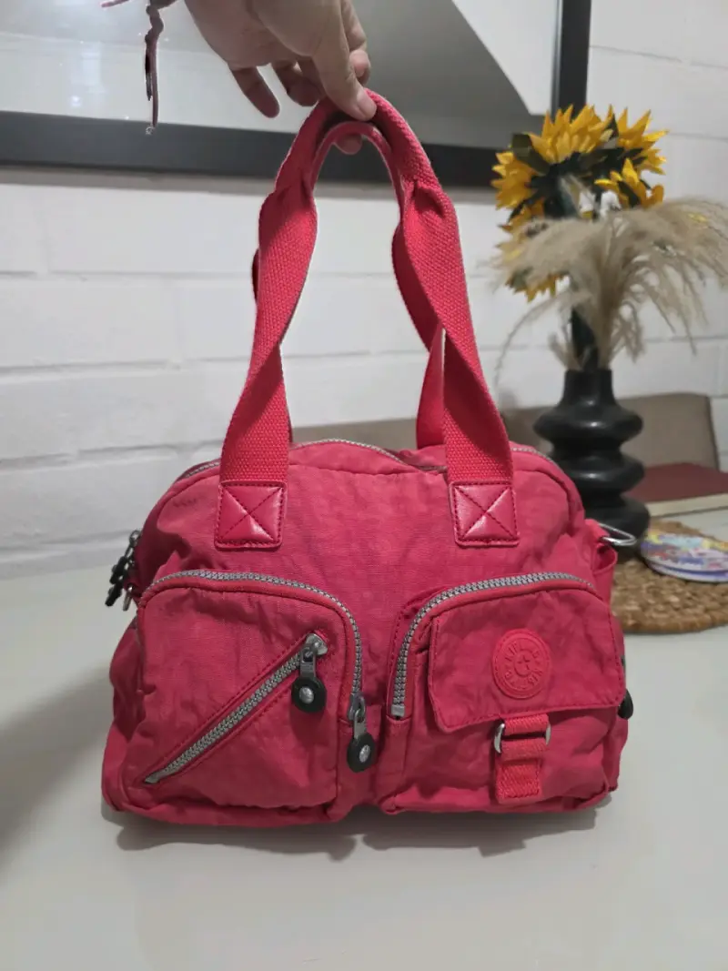 Bolso Kipling rojo con múltiples bolsillos
