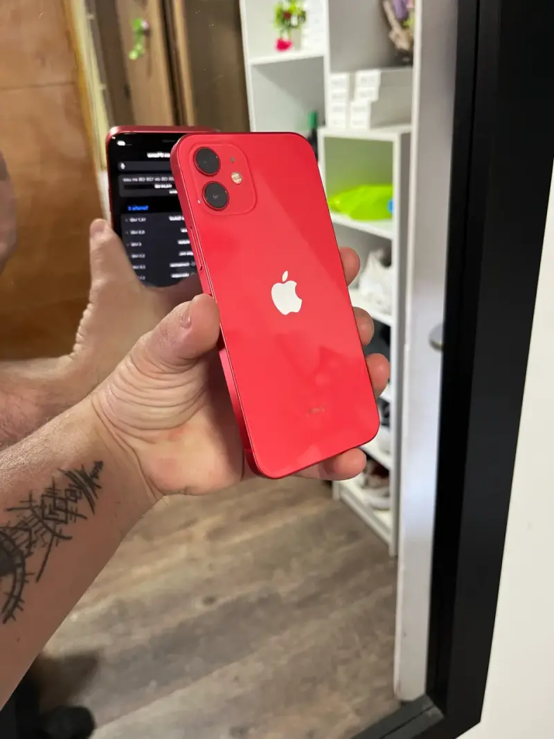 iPhone 12 rojo en buen estado - 2