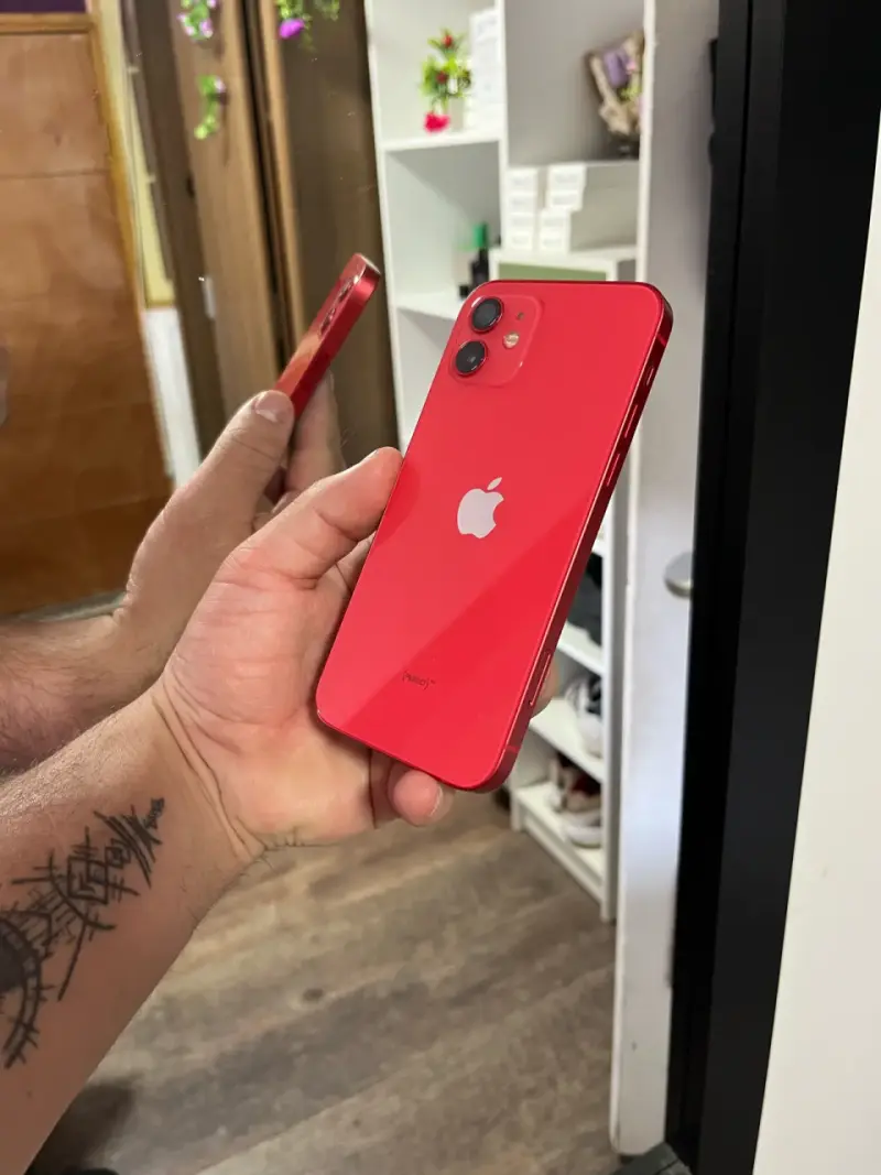 iPhone 12 rojo en buen estado - 3
