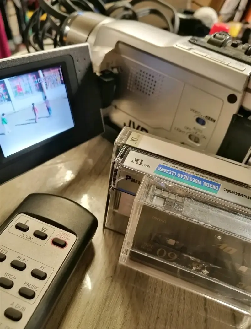 Cámara de video JVC con accesorios - 1
