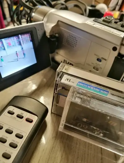 Cámara de video JVC con accesorios - miniatura 1