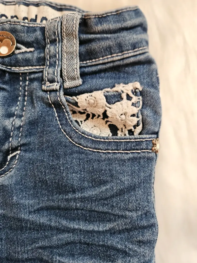 Jeans de mezclilla para niñs con detalle de encaje - 2
