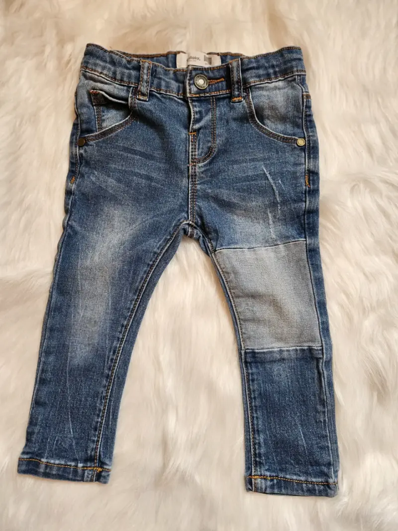 Jeans de mezclilla para niños con diseño desgastado - 1