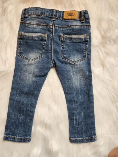 Jeans de mezclilla para niños con diseño desgastado - miniatura 2