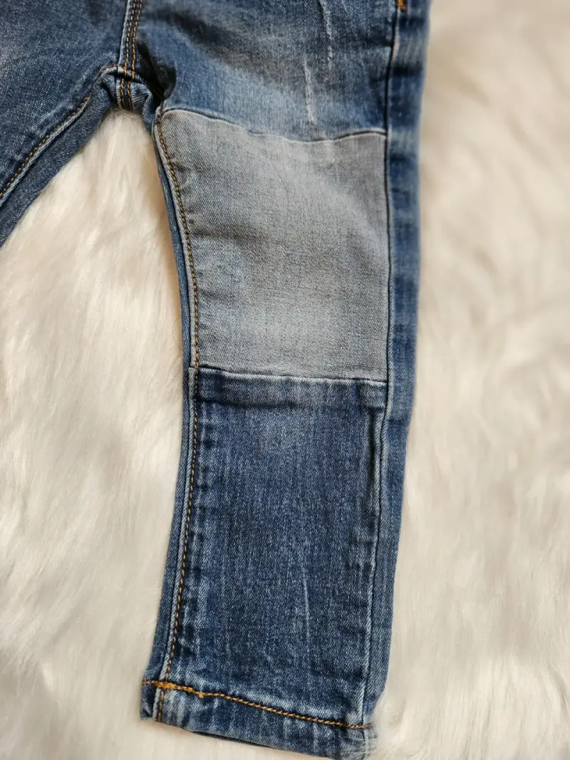 Jeans de mezclilla para niños con diseño desgastado - 3