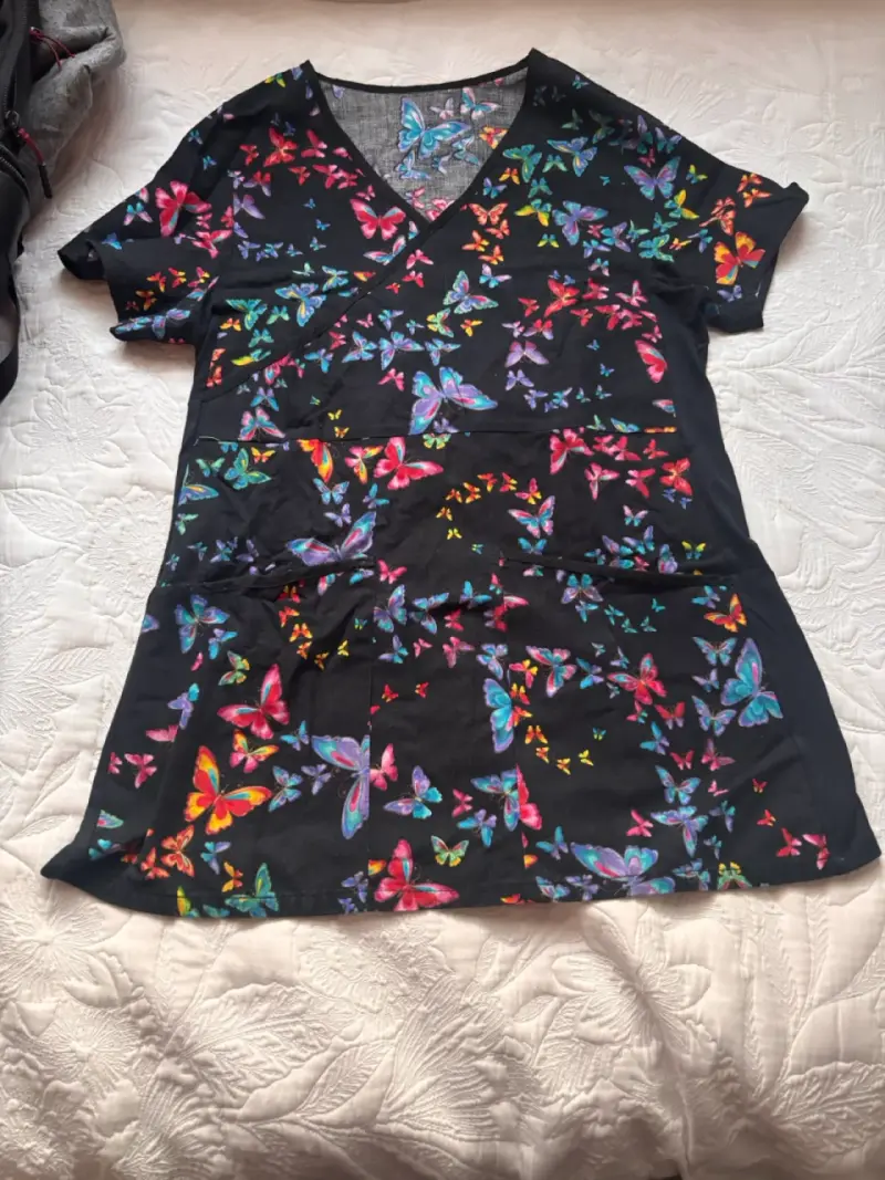 Uniforme clínico con estampado de mariposas - 1