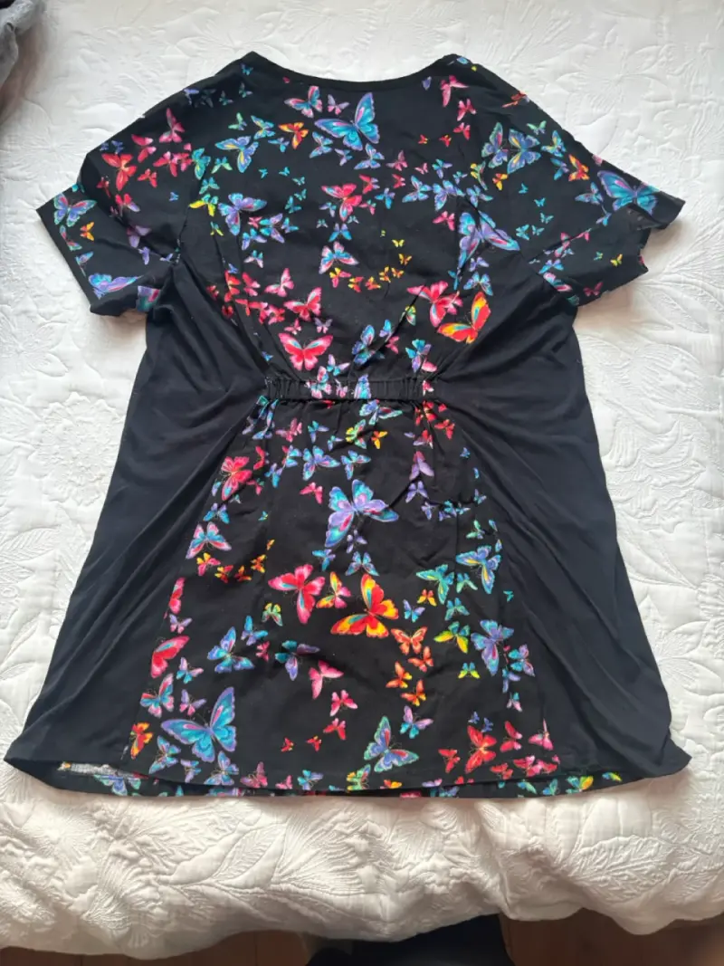 Uniforme clínico con estampado de mariposas - 2