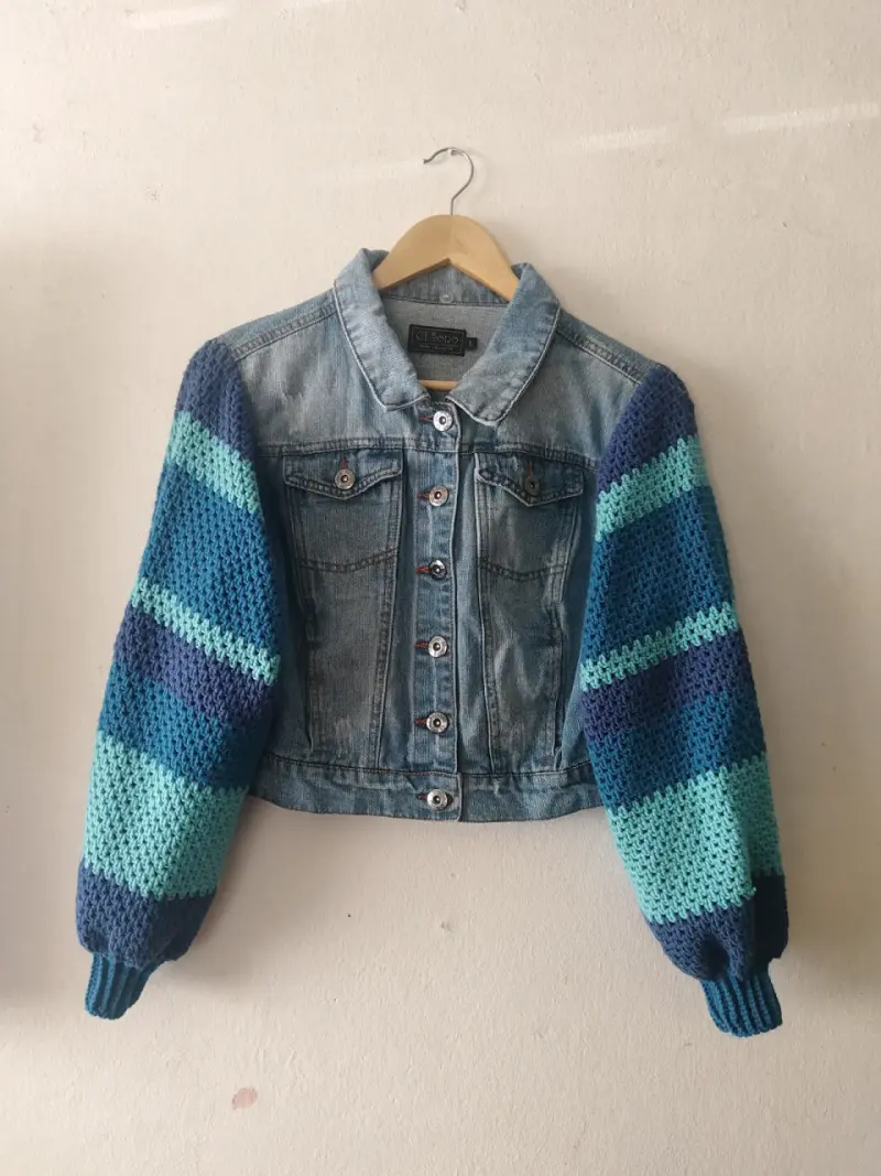 Chaqueta de mezclilla con mangas tejidas