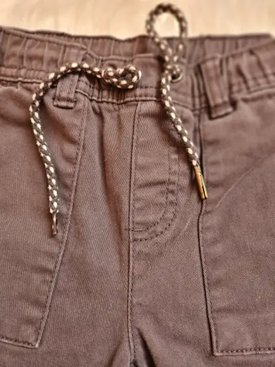 Pantalones de niño color gris con cordón ajustable - miniatura 4