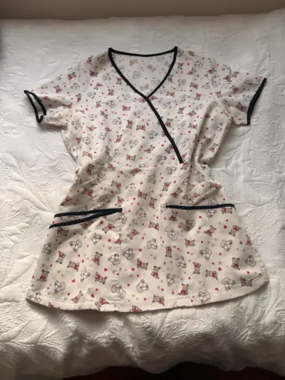 Blusa médica estampada con ositos - miniatura 1