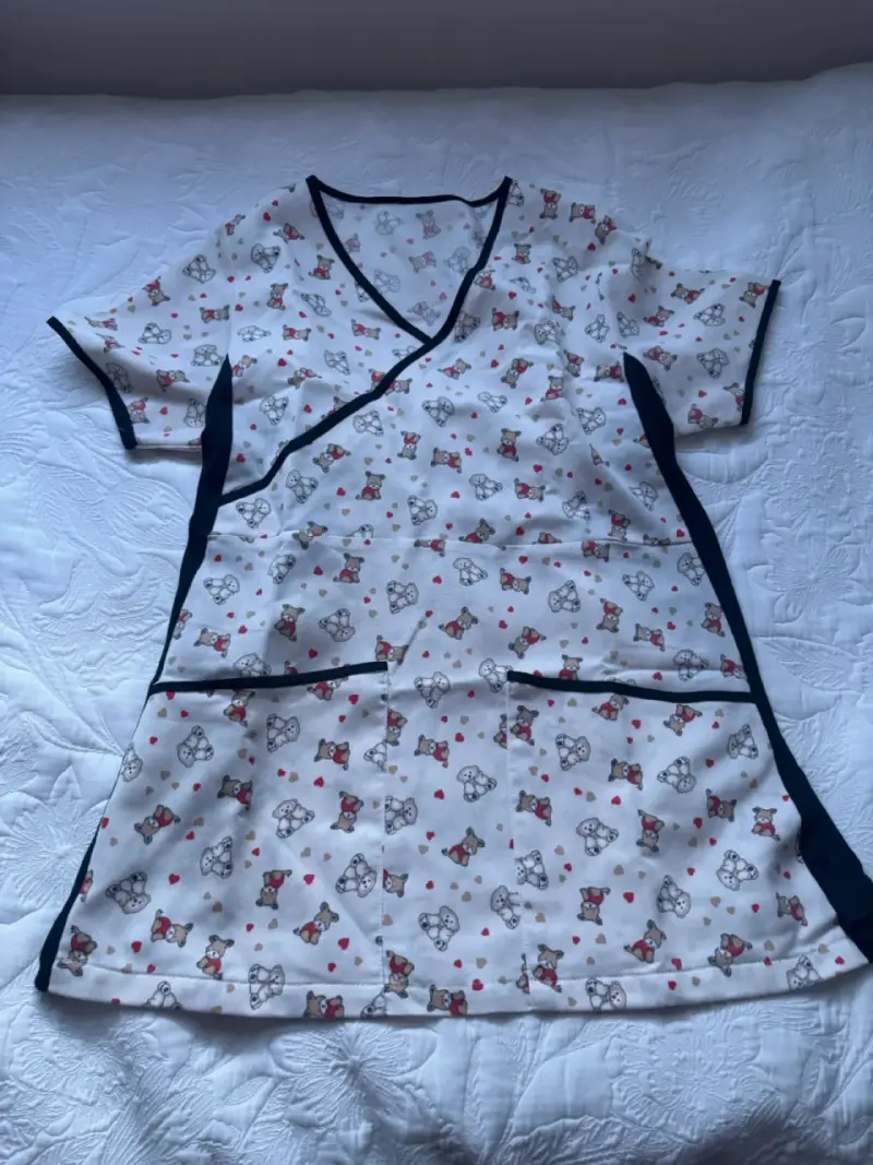 Blusa médica estampada con ositos - 1