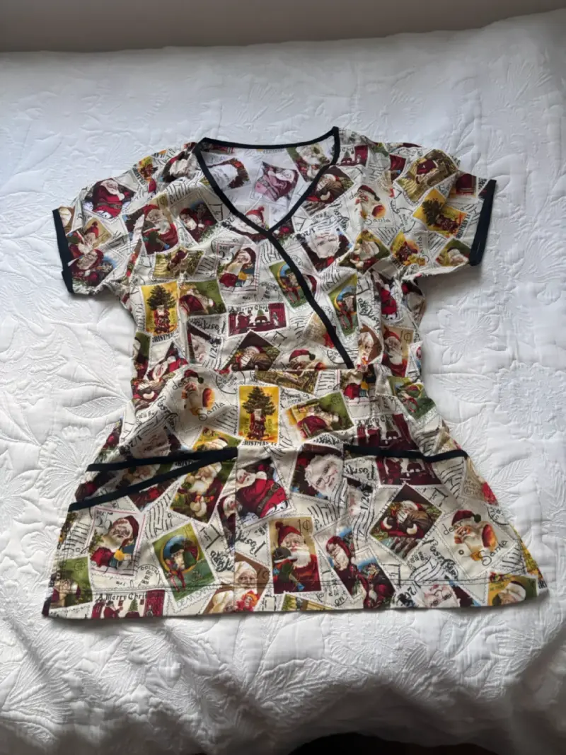 Blusa estampada navideña de manga corta - 1