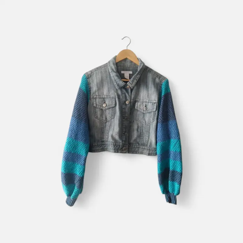 Chaqueta de mezclilla con mangas tejidas a rayas