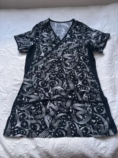 Uniforme clínico  negro con estampado musical - miniatura 1