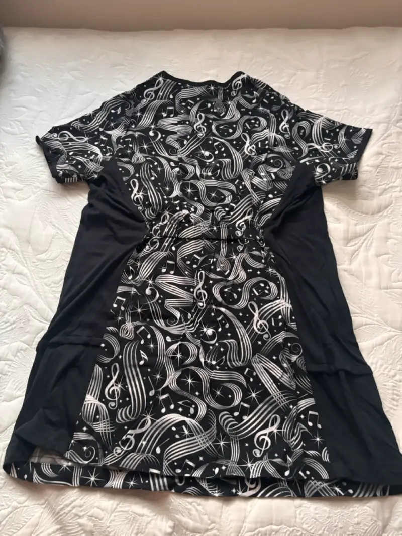 Uniforme clínico  negro con estampado musical - 2