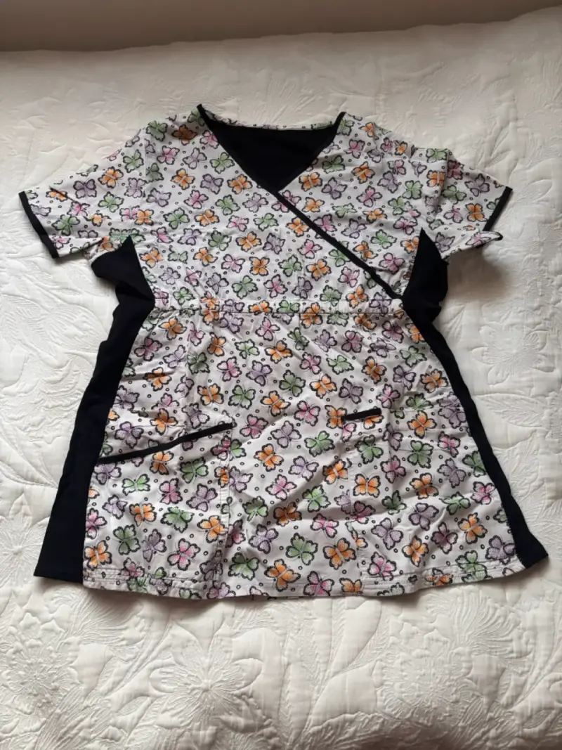 Blusa médica estampada de mariposas - 1