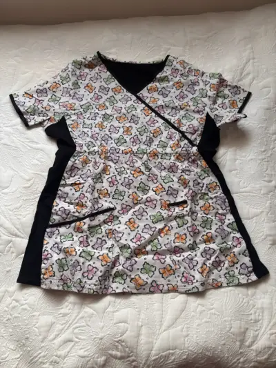 Blusa médica estampada de mariposas - miniatura 1