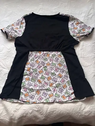 Blusa médica estampada de mariposas - miniatura 2