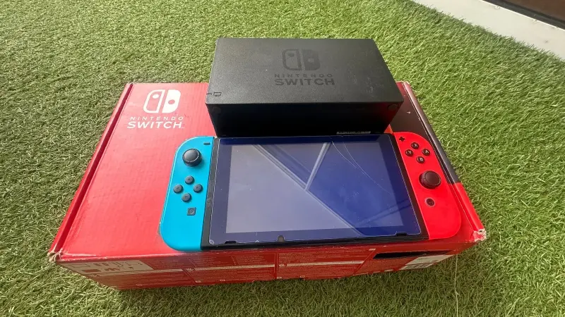 Consola Nintendo Switch con Joy-Con rojo y azul - 1