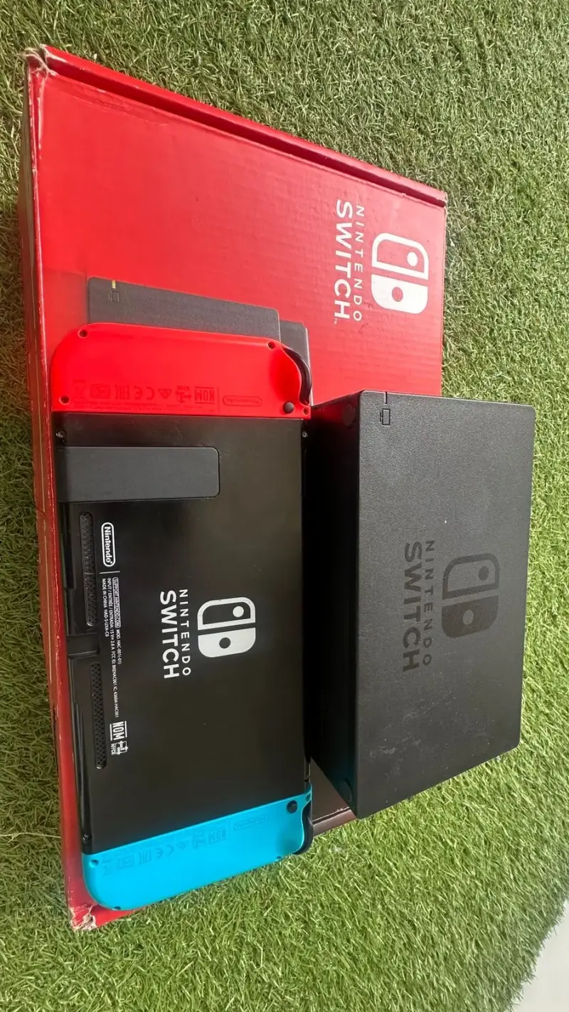 Consola Nintendo Switch con Joy-Con rojo y azul - 2