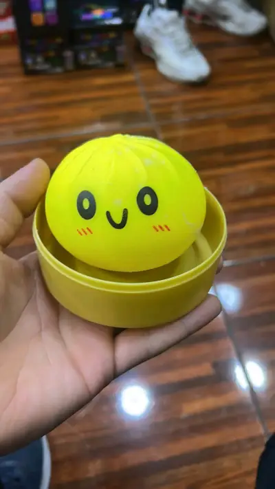 squishy de Domplin antiestrés amarilla con carita - miniatura 1